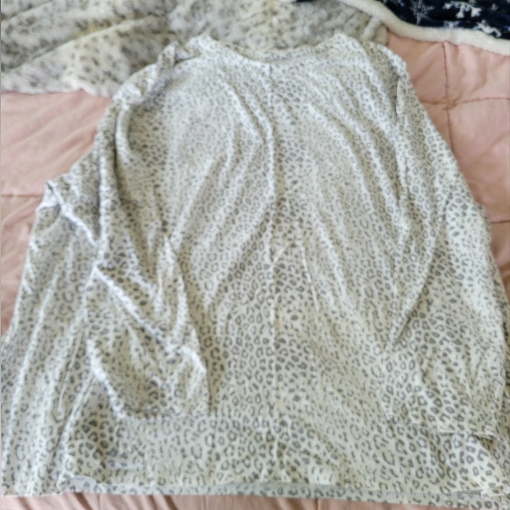 Lane Bryant soft crew neck, long sleeve lightweight white and grey leopard print